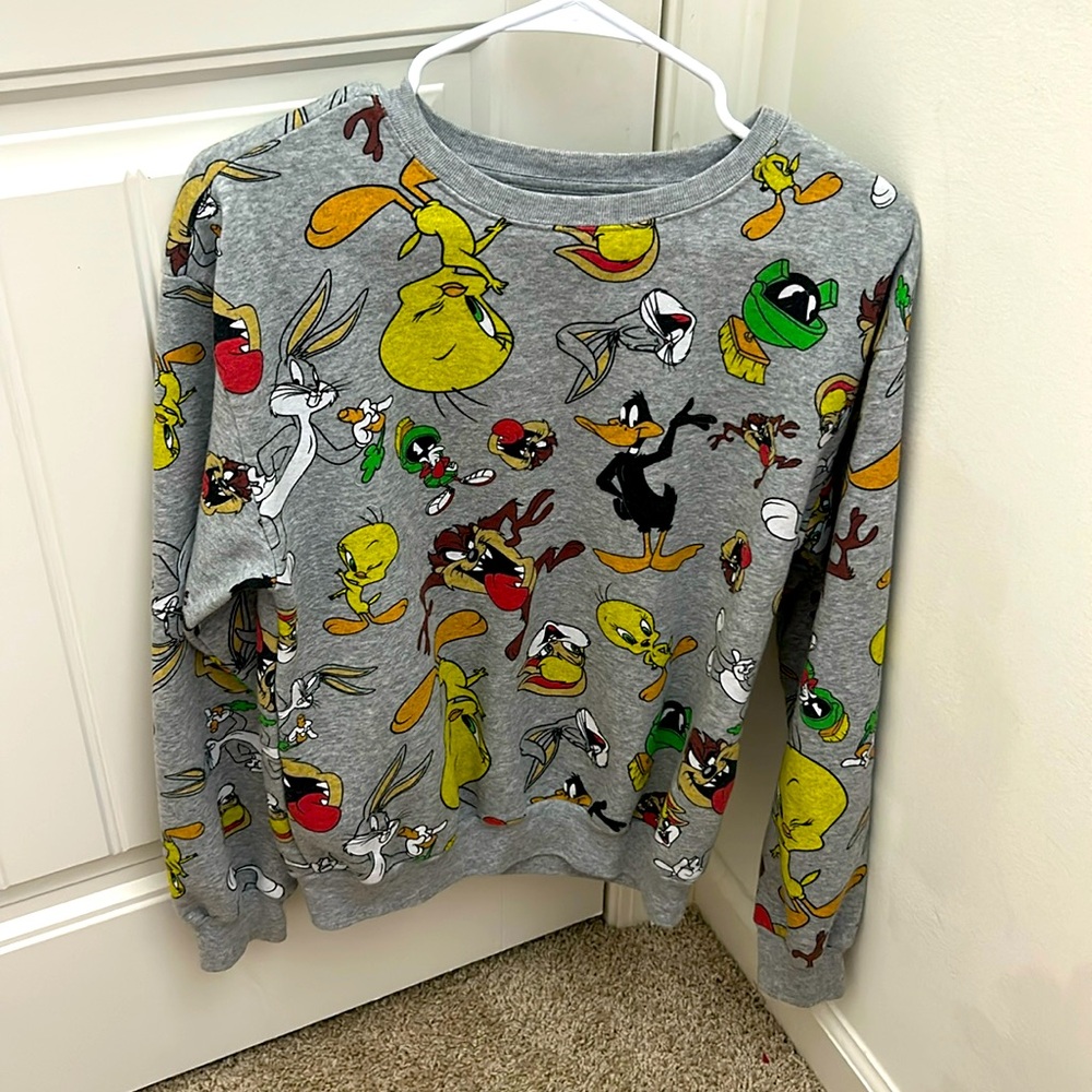 I am selling a grey looney tunes sweatshirt on great condition